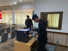 Subsatgas Jibom Satuan Brimob Polda Riau Sterilisasi Kantor KPU Riau